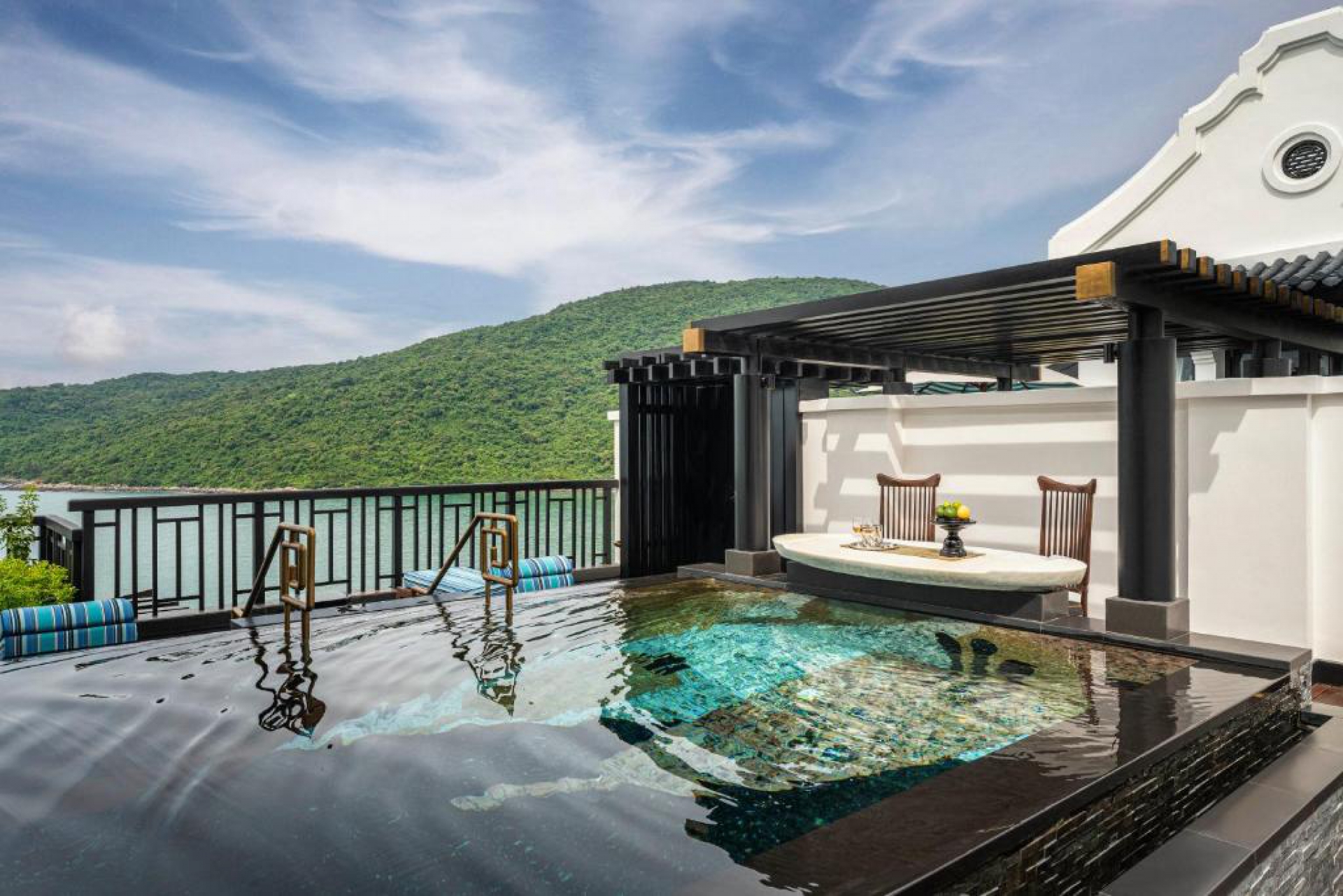 Bán gấp Resort 4 sao Hội An, nằm sát bên sông và rừng dừa